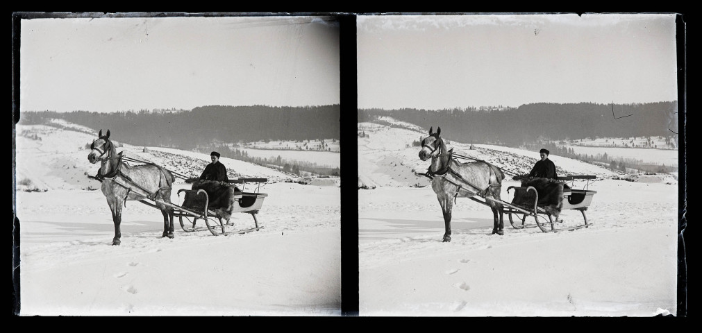 Paysage de neige, un homme dans un traîneau tiré par un cheval.