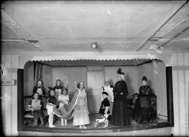 Enfants jouant une pièce de théâtre