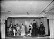 Enfants jouant une pièce de théâtre