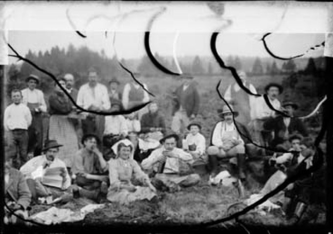 Personnes à l'heure du casse-croûte. Bief-du-Fourg