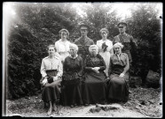 Six femmes et deux officiers posant dans la nature, Anne et Mathilde Coutemoine au premier rang.