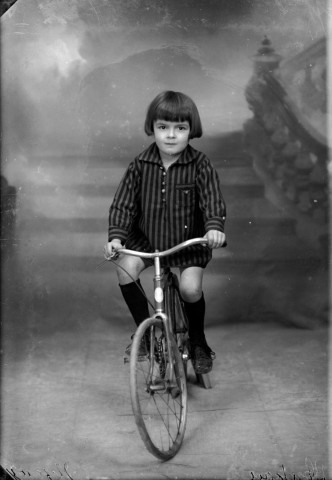 Enfant B. sur un vélo. Nozeroy