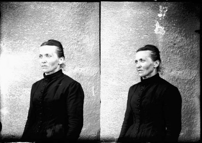 Une femme âgée debout