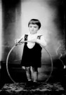 Enfant Bolard avec un cerceau. Cerniébaud