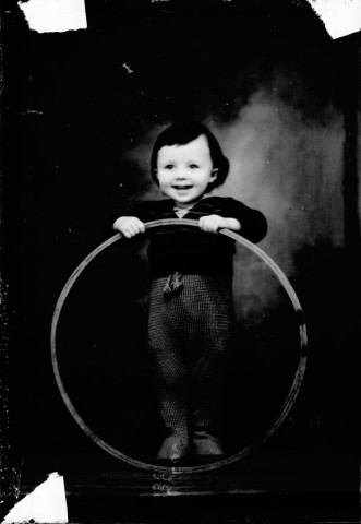 Enfant Monnier avec un cerceau. Nozeroy