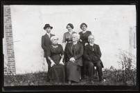 Portrait de groupe. Debout : Jean Rameaux, sa sœur Agathe Rameaux et une femme. Assis : leur mère Anne Coutemoine (à gauche), Mathilde Coutemoine et son époux Maurice Peting de Pagnoz.
