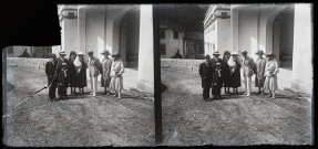 Groupe d'hommes, femmes et enfant posant devant un bâtiment à Prats-de-Mollo.