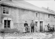 Famille Jules Cart - Lamy devant une maison. Arsure