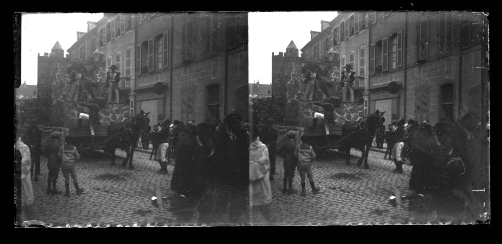 Défilé à Lons-le-Saunier : un homme en uniforme monte sur un char.