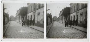 En revenant de la mairie de Romainville, rue Abbé-Houël, août 1922. Mariage Jean Rameaux et Renée Vareille (le couple est à gauche).