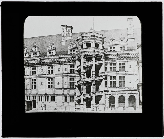 Reproduction d'une vue de l'escalier central du château de Blois.