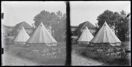 Soldats canadiens à Vers-en-Montagne pour l'exploitation des bois de la Fresse : deux tentes du camp canadien près de la ferme du Parc.