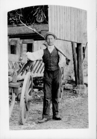 Reproduction. Un homme devant sa ferme