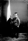 Enfant Angel Jaillet portant un drapeau. Treffay