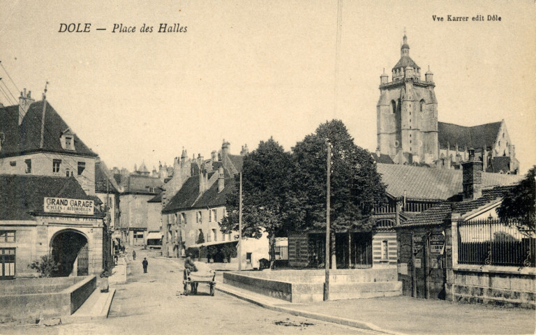 Dole (Jura). La place des Halles. Dole.