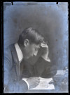 Portrait de Jean Rameaux absorbé par ses études, écrivant à son bureau.