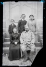 Famille posant sur les marches d'un bâtiment : Darbon Joseph en tenue militaire, Marguerite et les enfants, Marcelle, Auguste et Henri.