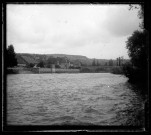 Port et maisons près d'un pont enjambant la Loue à Port-Lesney.