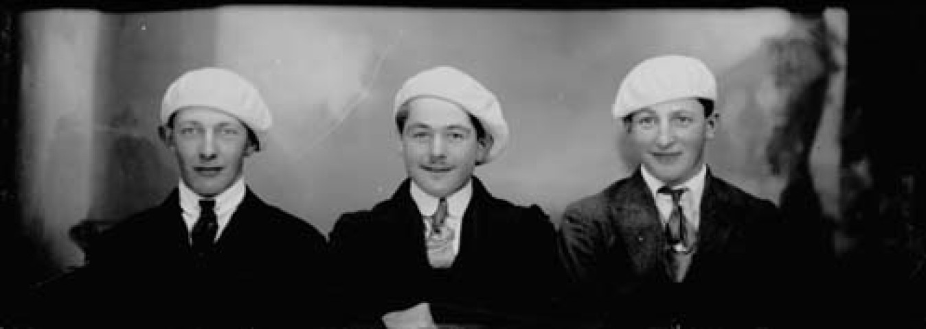 Trois jeunes hommes
