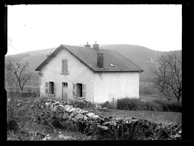 Maison du hameau de Graveleuse à Rosay, vue côté porte.