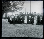 Portrait de groupe à l'occasion d'un mariage, Emilie Vuillaume debout au premier rang à droite.