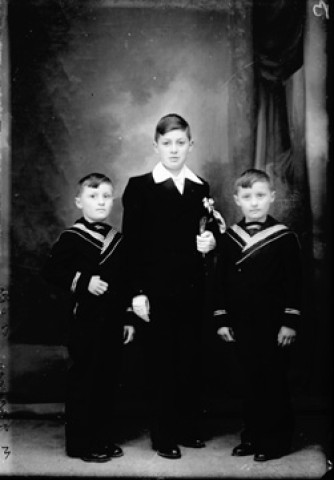 Communiant Garnier. Poste