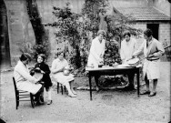 Ecole de jeunes filles à Dijon, Mademoiselle Gaullet. Nettoyage des cuivres