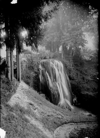 Une cascade. Vaux-sur-Poligny