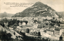 Saint-Claude (Jura). 124. Sur la Bienne et le Tacon. Le centre de la Ville, le mont du pain de Sucre au nord, alt.888m. et le mont Bayard au sud, alt.950m.