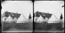 Soldats canadiens à Vers-en-Montagne pour l'exploitation des bois de la Fresse : deux tentes du camp canadien, en face de la maison Coutemoine.