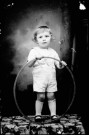 Enfant Louis Guy avec un cerceau