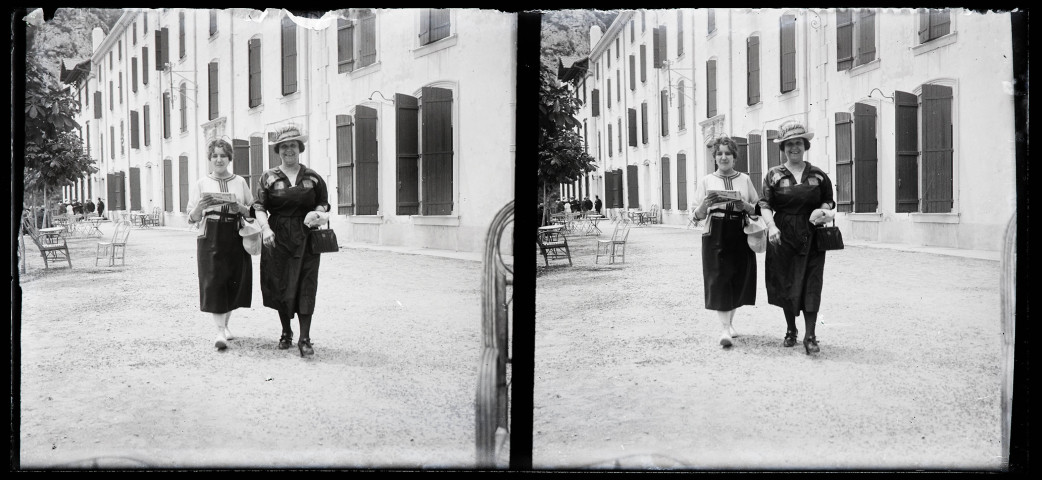 Deux femmes marchant devant un bâtiment à Prats-de-Mollo.