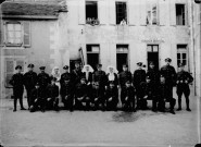 Militaires et infirmières devant l'hôpital