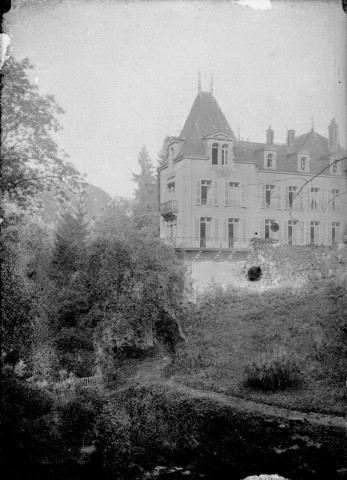 Bâtiment et parc. Vaux-sur-Poligny