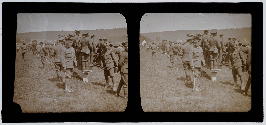 Fête canadienne entre Chapois et Le Larderet : soldats regardant les jeux.