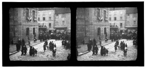 Cavalcade à Lons-le-Saunier sur le thème de la locomotion à travers les âge : les chars rue du Commerce, à l'angle de la place de l'Hôtel de ville.