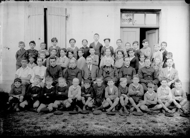 Colonie l'Espérance Lédonnienne à Clairvaux. Groupe d'enfants