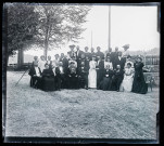 Portrait de groupe à l'occasion d'un mariage, Emilie Vuillaume debout à droite.