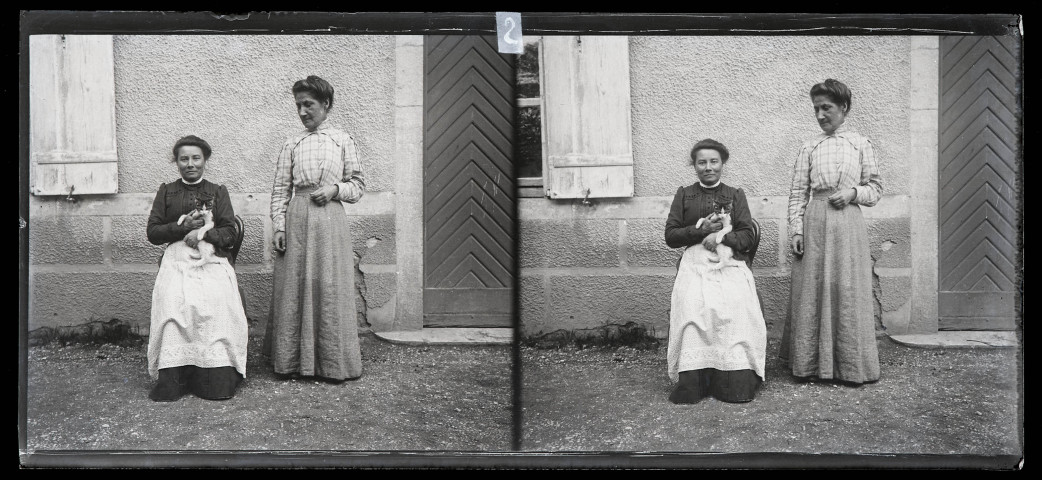 Portrait de deux femmes dont l'une, assise, tient un chat dans ses bras.