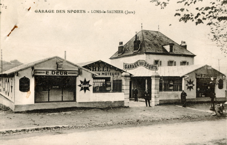 Lons-le-Saunier (Jura). Le garage des sports.