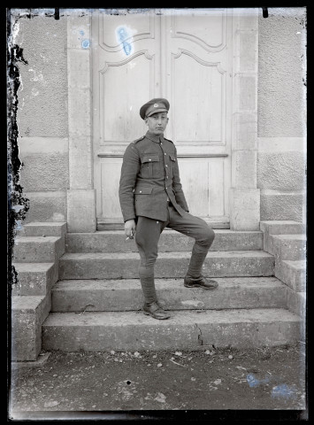 Portraits du Corps des forestiers canadiens et autres troupes : soldat du 165e bataillon canadien.