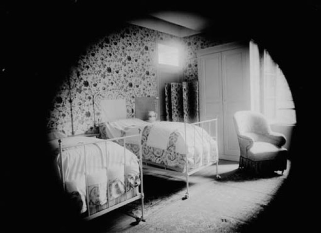 Ecole de jeunes filles. Dijon. Une chambre à coucher