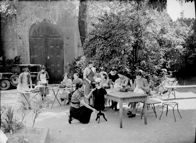 Ecole de jeunes filles à Dijon, Mademoiselle Gaullet. Cours de couture