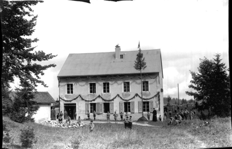 Une colonie, les enfants devant le bâtiment