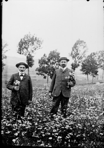 Homme cueillant des fleurs