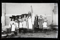 Groupe de filles en tenues folkloriques alsaciennes, la personnification de la France au centre.
