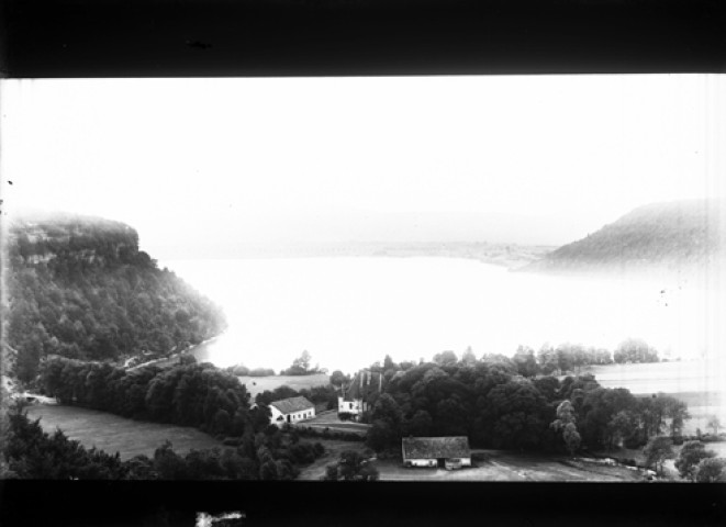 Le lac et le château de Chalain