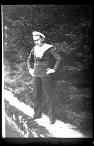 Un marin. Mademoiselle Tissot. Notaire