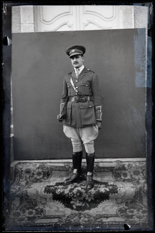 Portraits du Corps des forestiers canadiens et autres troupes : officier du 165e bataillon canadien avec un stick.