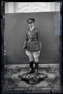 Portraits du Corps des forestiers canadiens et autres troupes : officier du 165e bataillon canadien avec un stick.